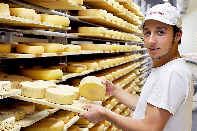 Milchtechnologe Lars Zenhäusern im Keller der Augstbordkäserei in Turtmann.