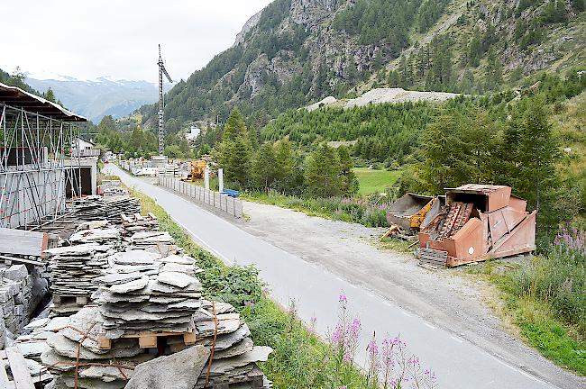 Die Lagerplätze auf beiden Strassenseiten im Zermatter Gebiet «Zum Biel» werden nur noch auf Zusehen hin geduldet.