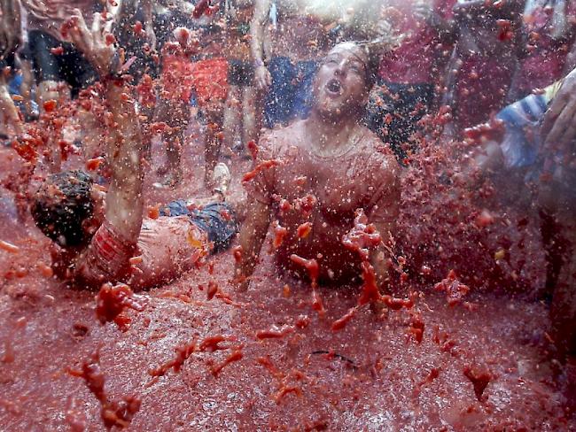 Kindertraum: Einmal im Jahr dürfen sich Einwohner und Touristen in der ostspanischen Stadt Buñol mit Tomaten bewerfen und in der Tomatenbrühe suhlen.
