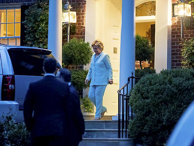 Hillary Clinton verlässt ihr Haus in Washington, nachdem sie dort zu einem Dinner geladen hatte. Unter anderem Spenden-Anlässe brachten im August 143 Dollar für ihren Wahlkampf ein. (Archivbild)