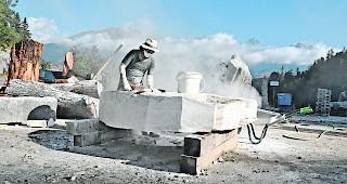Stein im Herz. Vietnamese Coo Hoang Tran liebt den s&uuml;ssen Duft von Granitstaub. Im L&auml;rm der Maschine findet er Stille und Inspiration.
