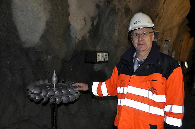 Generaldirektor Paul Michellod im Zugangstollen mit einem Modell einer Turbine.