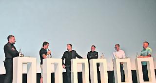 Diskussionsrunde. EHC-Sportchef Alex Kowalew, Nationaltrainer Patrick Fischer, Moderator Marco Decurtins, EHC-Gesch&auml;ftsf&uuml;hrer S&eacute;bastien Pico, SC-Bern-CEO Marc L&uuml;thi und Ex-Spieler Gabriel Taccoz. 