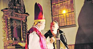 K&auml;mpferisch. Bischof Witschard Tavelli (Ren&eacute; Salzgeber) und der Kaplan (Stefan Brux): Anton von Turn muss weg! 