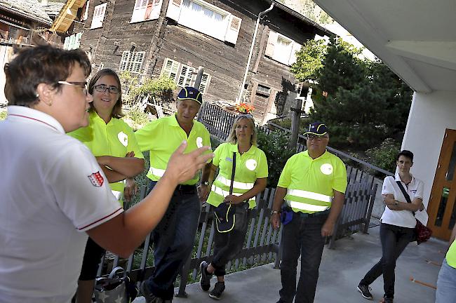 Mitglieder des Samaritervereins Bürchen beim Posten zum Sonnenschutz.