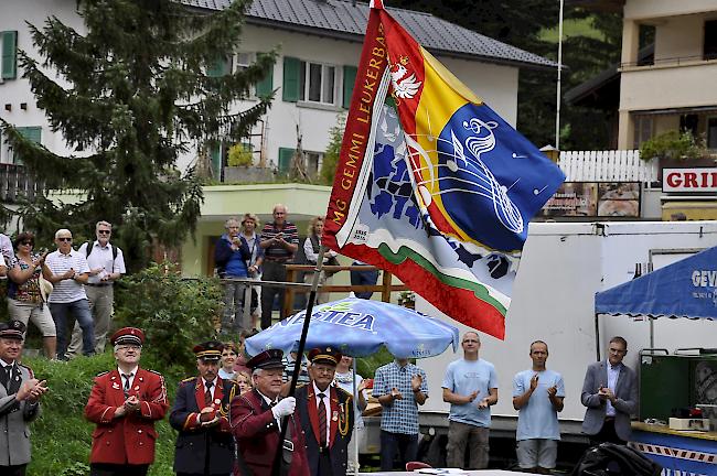 Offizieller Akt bei der Fahnenweihe.