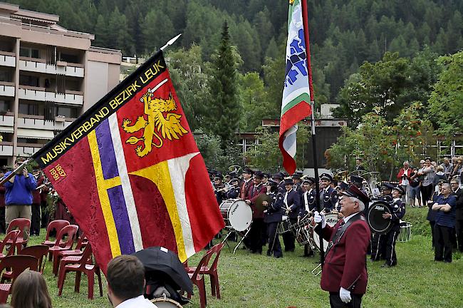 Offizieller Akt bei der Fahnenweihe.