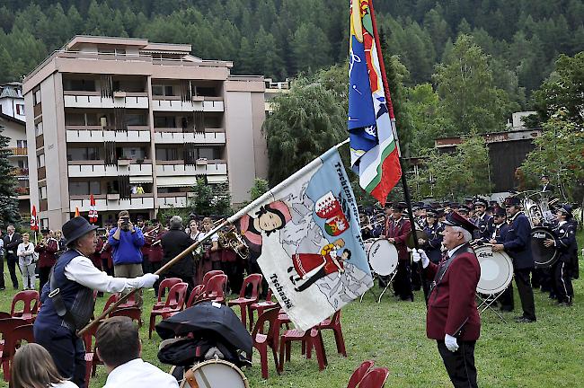 Offizieller Akt bei der Fahnenweihe.