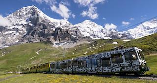 Ein Zug der Jungfraubahn am Fusse von Eiger, M&ouml;nch und Jungfrau. (Archivbild)