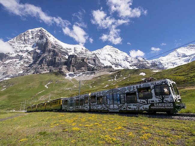 Ein Zug der Jungfraubahn am Fusse von Eiger, Mönch und Jungfrau. (Archivbild)