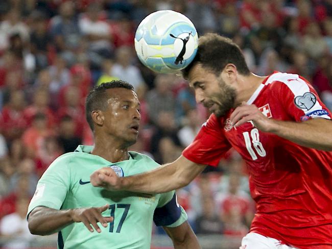 Der Schweizer Torschütze Admir Mehmedi im Zweikampf mit Nani