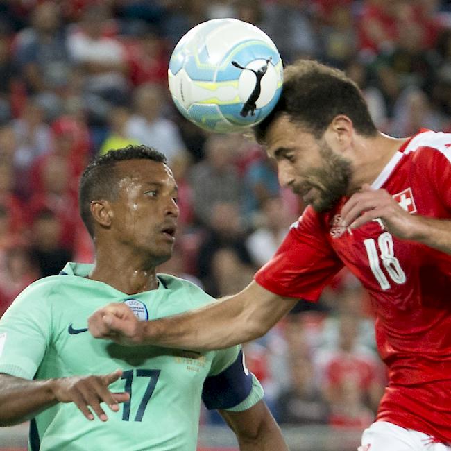 Der Schweizer Torschütze Admir Mehmedi im Zweikampf mit Nani