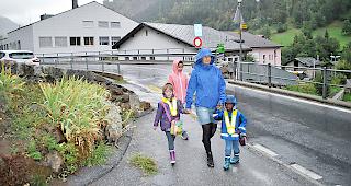 Alexandra Imhof begleitet Kinder &uuml;ber einen sichereren Umweg nach Hause.