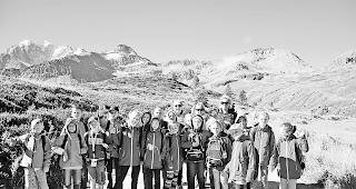 Gruppenfoto. Die Kinder aus der Region Tschernobyl, die &Uuml;bersetzerinnen, die Lehrerin und die Pr&auml;sidentin des Vereins &laquo; Hoffnung f&uuml;r Kinder aus Tschernobyl&raquo; halten den Ausflug auf dem Simplon mit einem Schnappschuss fest.  