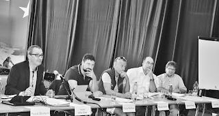 Skeptische Blicke. Arthur Clivaz, Pr&auml;sident Verband Walliser Bergbahnen, mit Gesch&auml;ftsf&uuml;hrer Florian Ruffiner und den Vorstandsmitgliedern Markus Hasler, CEO Zermatt Bergbahnen AG, Valentin K&ouml;nig, CEO Aletsch Bahnen Management AG, sowie Karl Roth, Unternehmensleiter Lauchernalp Bergbahnen AG (von links).  