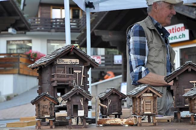 Handarbeit. Auf dem Ländlermarkt gibt es allerlei zu bestaunen und kaufen. Vom Walliser Spycher en miniature...