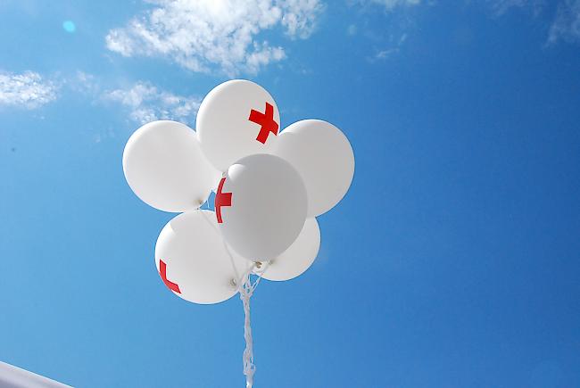 Die Teilnehmer marschierten 150 Kilometer durch das Wallis zum 150-jährigen Bestehen des Schweizerischen Roten Kreuzes. 