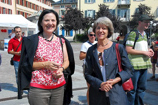 Auf der Planta wurden die Wanderer unter anderem von Staatsratspräsidentin Esther Waeber-Kalbermatten (links) und Annemarie Huber-Hotz, Präsidentin des Schweizerischen Roten Kreuzes begrüsst. 