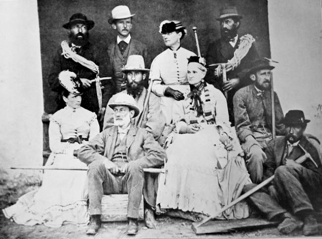 Blick in die Ferne. Lucy Walker (hintere Reihe in der Mitte) mit Familie und Bergführern.
