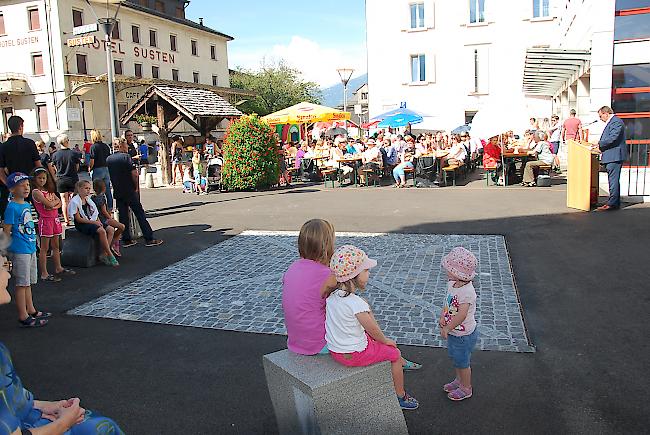 Rund 300 000 Franken liess sich die Gemeinde Leuk die Neugestaltung des Dorfplatzes Susten kosten. 