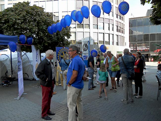 Die vier Oberwalliser Rotary-Clubs engagieren sich in der Visper Bahnhofstrasse für Minenopfer in Afghanistan und Kambodscha.