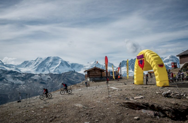 Am Montag erfolgte in Zermatt der Start zur Drittausgabe des sechstägigen Mountainbike-Rennens Perskindol Swiss Epic.