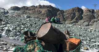 Eine ganze Schulklasse mit 20 Kindern sowie zwei weitere Gruppen mit freiwilligen Helfern r&auml;umten die Umgebung der Bergh&uuml;tten auf. So wurde bei der Gandegg-, Monte Rosa- sowie Sch&ouml;nbielh&uuml;tte &uuml;ber 2,5 Tonnen Kehricht gesammelt und von der Air Zermatt gratis ins Tal geflogen.