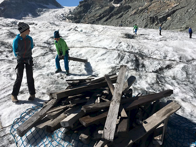 Eine ganze Schulklasse mit 20 Kindern sowie zwei weitere Gruppen mit freiwilligen Helfern räumten die Umgebung der Berghütten auf. So wurde bei der Gandegg-, Monte Rosa- sowie Schönbielhütte über 2,5 Tonnen Kehricht gesammelt und von der Air Zermatt gratis ins Tal geflogen.