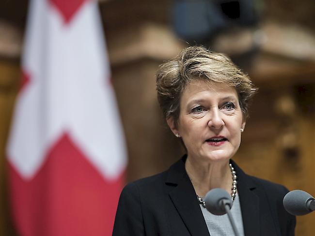 Justizministerin Simonetta Sommaruga macht sich im Nationalrat für die ...