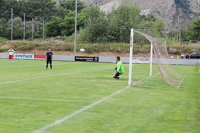 Mittendrin. Ein Schiedsrichter bei einem regionalen Fussballspiel im Oberwallis. Ohne Unparteiische kann kein Fussballspiel angepfiffen werden.