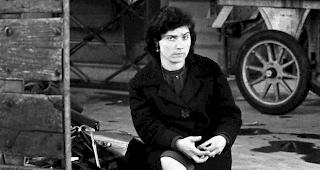 Zu Gast. Eine italienische Gastarbeiterin in Brig (Aufnahme aus dem Jahr 1970).