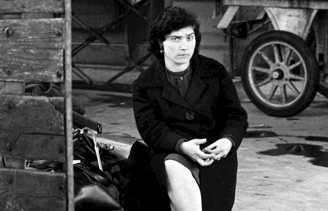 Zu Gast. Eine italienische Gastarbeiterin in Brig (Aufnahme aus dem Jahr 1970).