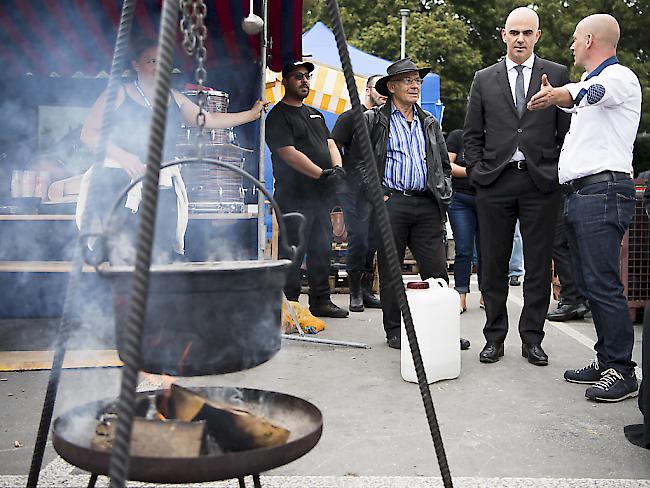Bundesrat Alain Berset und der Präsident der Radgenossenschaft der Landstrasse, Daniel Huber, sprechen zusammen an der Feckerchilbi in Bern.