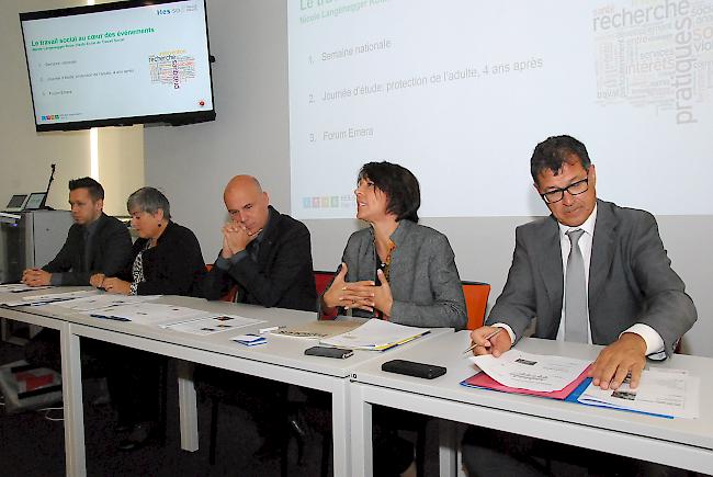 Von links: Gaëtan Cherix, Direktor der Hochschule für Ingenieurwissenschaften, Anne Jacquier-Delaloye, Direktorin der Hochschule für Gesundheit, François Seppey, HES-SO-Direktor, Nicole Langenegger Roux, Direktorin der Hochschule für Soziale Arbeit und Bruno Montani, Direktor der Hochschule für Wirtschaft und Tourismus.