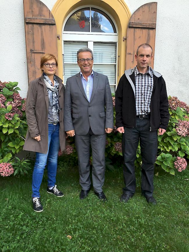Burgermeister Georges Schmid (Mitte) mit den beiden Neugewählten Nicole Hanselmann Wyer und Tobias Wirthner. 
