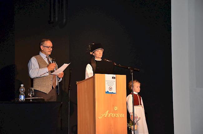 Peter Meyer, Clementine Bellwald-Ambord und Luzia präsentierten die Lötschentaler Kandidatur.