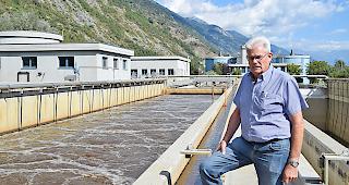 Der Betriebsleiter der ARA &laquo;Radet&raquo;, Reinhard Bregy, vor einem Reinigungsbecken.