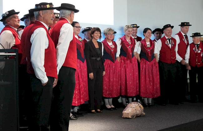 Der Jodlerklub «Aletsch» liess es sich nicht nehmen, gemeinsam mit Doris Leuthard für ein Foto zu posieren. «Singen kann ich aber nicht», meinte diese scherzhaft.