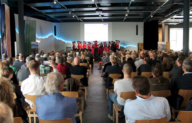 Der Jodlerklub «Aletsch» untermalt den Anlass musikalisch.