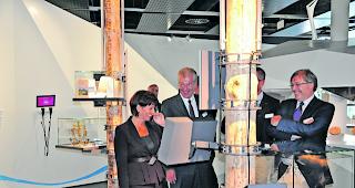 Guten Mutes. Bundesr&auml;tin Doris Leuthard, Stiftungspr&auml;sident Heinz Karrer, WNF-Verwaltungsratspr&auml;sident Matthias Sulzer (verdeckt) und Staatsrat Jean-Michel Cina besehen sich die Ausstellung. 