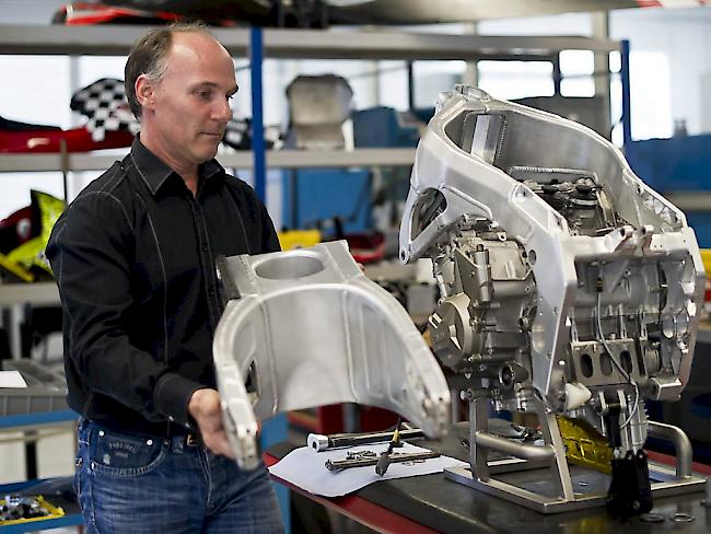 Eskil Suter, der Geschäftsführer von Suter Racing Technology, montiert in der Werkstatt eine Hinterradschwinge (Archivaufnahme)