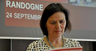 Noch vor der Abstimmung: Esther Waeber-Kalbermatten vertieft in SP-Propaganda aus dem Oberwallis.