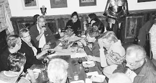 Geselligkeit. Kontakte erneuern oder neue schliessen  &ndash;  das Varner Weinfest bot beste Gelegenheit dazu. 