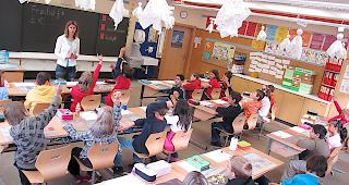 In einem Schulzimmer in Turtmann herrscht ein grosses Gedr&auml;nge. Man hat interveniert.