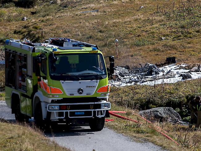 Rettungskräfte bei den Trümmern des verunglückten Armeehelikopters auf dem Gotthard.