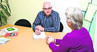 Beratung und Begleitung. Leander Locher ist einer der Sozialberater der Pro Senectute und erteilt Personen ab sechzig Jahren und deren Angeh&ouml;rigen vertraulich, kompetent und kostenlos Auskunft. 