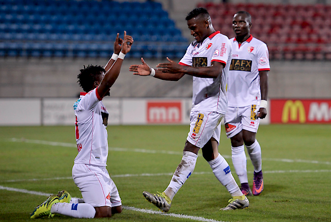 Sitten-Spieler Ebenezer Assifuah, links, jubelt nach seinem Tor zum 5:2 mit Joaquim Adao und Chadrac Akolo, rechts, in der Schweizer Super League Partie zwischen dem FC Vaduz und dem FC Sitten im Stadion Rheinpark.