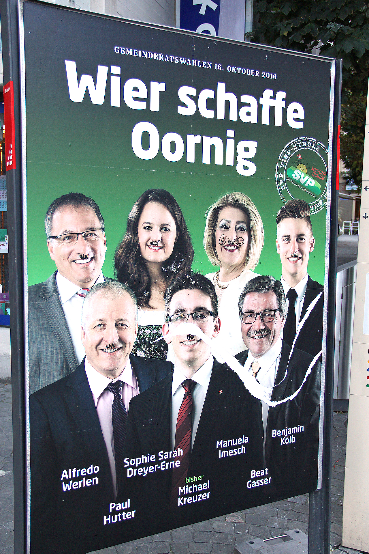 verschmierte-svp-plakate-in-visp-1815-ch