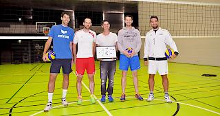 Die vier Verst&auml;rkungen des VBC Herren Oberwallis: Manuel Jordan, Vincent Dupont, 
Daniel Sieber und Michael Kronig mit dem langj&auml;hrigen Spieler Ramon Kaufmann (v.l.).