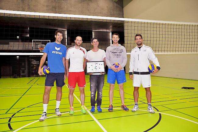 Die vier Verstärkungen des VBC Herren Oberwallis: Manuel Jordan, Vincent Dupont,
Daniel Sieber und Michael Kronig mit dem langjährigen Spieler Ramon Kaufmann (v.l.).
